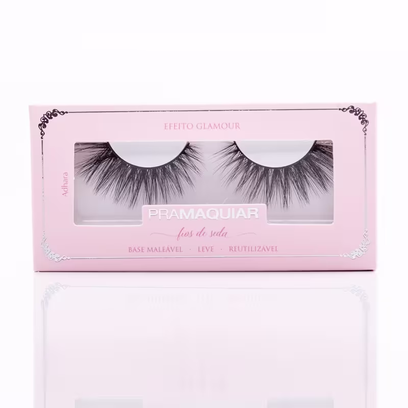 Caixa rosa com detalhes em preto contendo um par de cílios postiços da marca Pramaquiar, com informações sobre suas características como base maleável, leve e reutilizável.