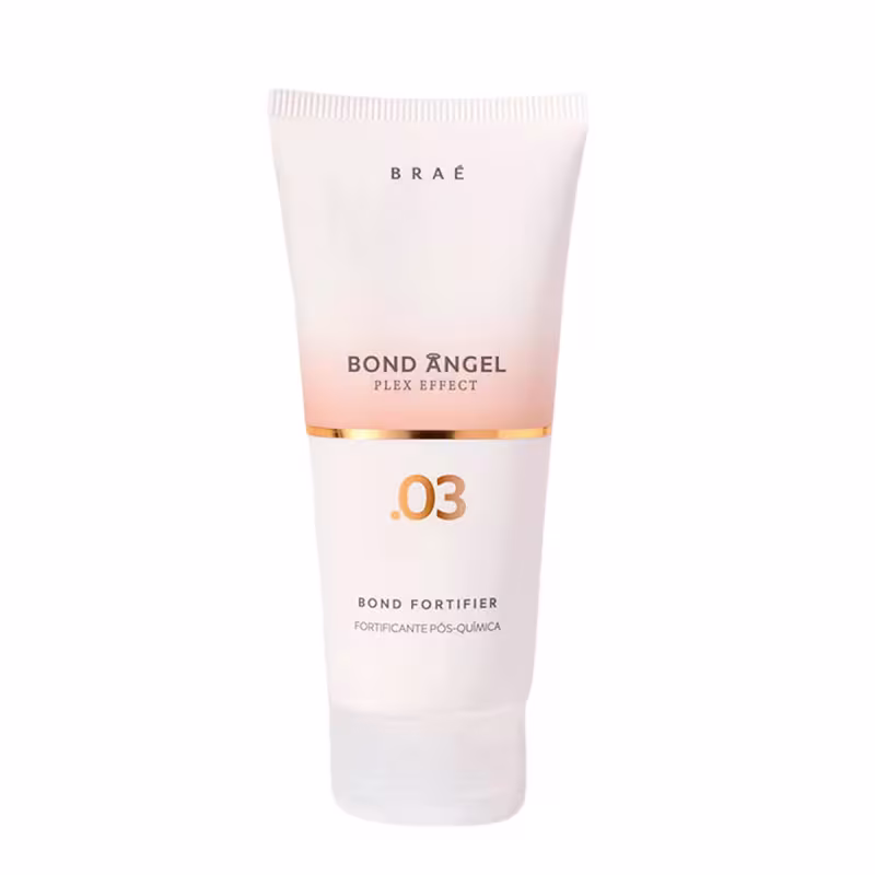 Tubo branco com rótulo "BRAE" e "BOND ANGEL PLEX EFFECT .03 BOND FORTIFIER" em letras pretas e douradas. Embalagem com design minimalista e cores claras, indicando um produto de cuidados capilares da marca Braé.