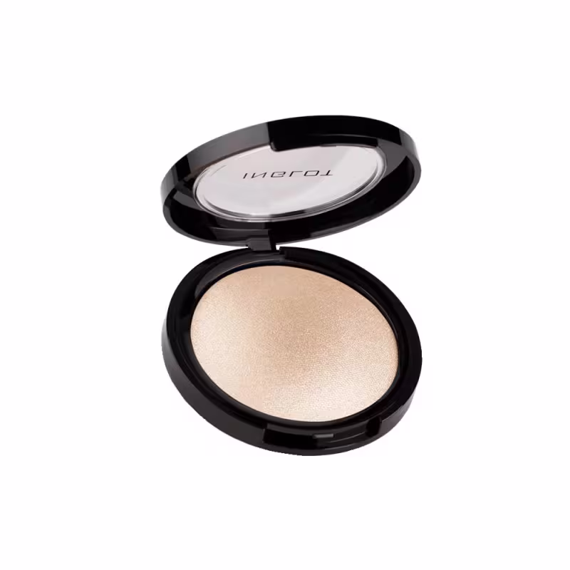 Compacto de pó iluminador da marca INGLOT, em embalagem preta e branca com acabamento brilhante. O produto apresenta uma textura suave e uniforme, com tonalidade bege clara.
