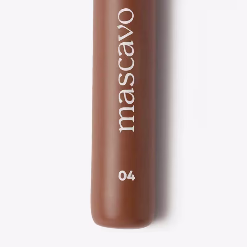 Detalhe do cabo do pincel em cor marrom, com o nome "Mascavo" escrito em letras brancas e o número "04" também em branco.