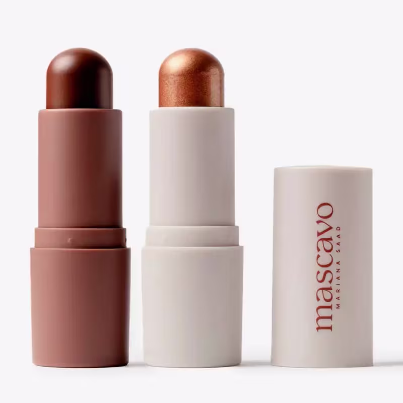 Kit Mascavo Duo Shape & Shine 1 contém: 1 Mascavo Shape Stick Contorno em bastão Expresso - 6g e 1 Mascavo Glow Stick Iluminador em bastão Brûlée (6g)