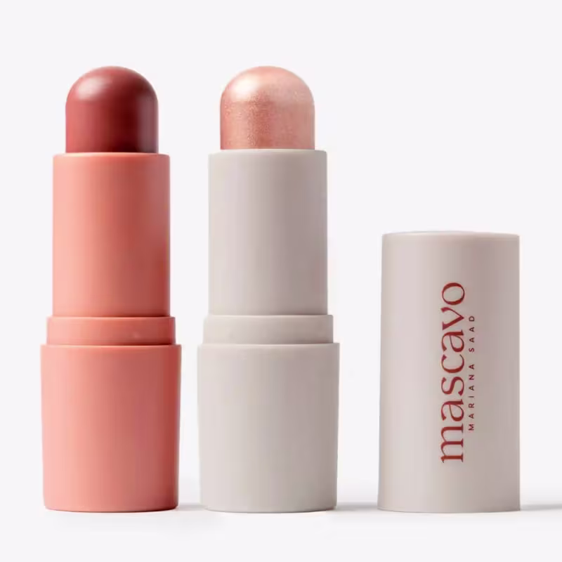 A imagem mostra:
1 Mascavo Flush Stick Blush Bastão Oak 6g
1 Mascavo Glow Stick Iluminador em bastão Rosé - 6g