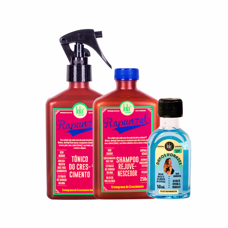A imagem mostra 3 produtos de Lola From Rio. Um shampoo e um tônico capilar, ambos da linha rapunzel com frascos retangulares marrons e rótulos vermelhos. E ao lado um frasco menor de óleo capilar transparente com líquido azul claro.