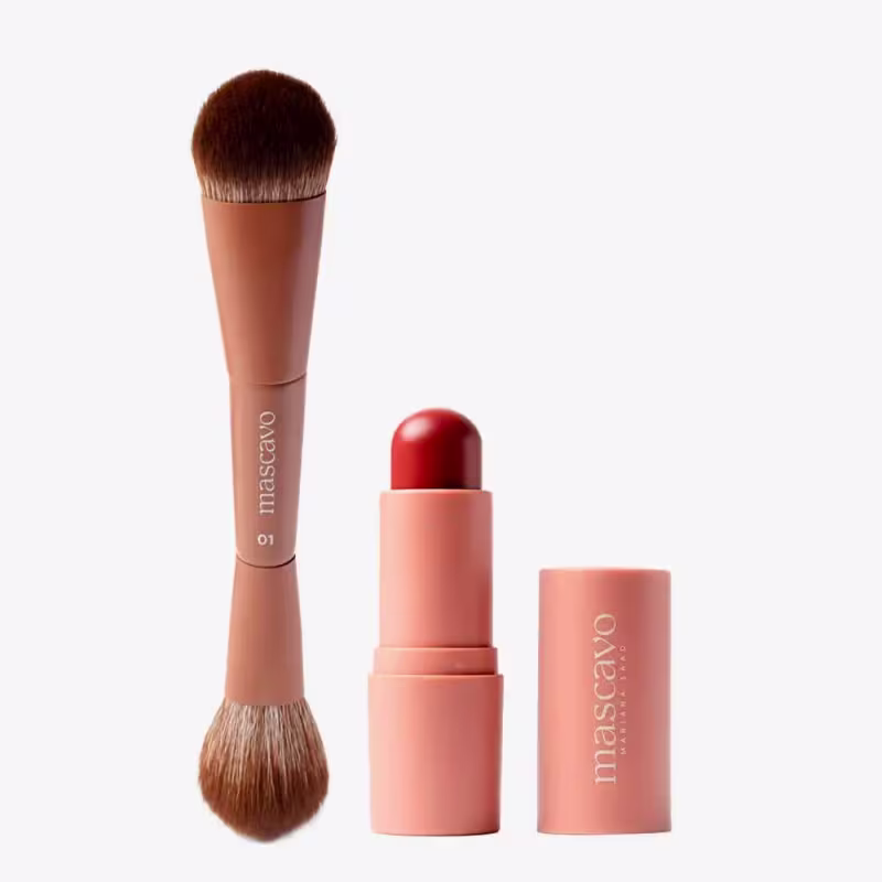 A imagem mostra:
1 Mascavo Pro Series 01 Pincel de Maquiagem Duplo para Rosto
1 Mascavo Flush Stick Blush em Bastão Hibiscus - 6g