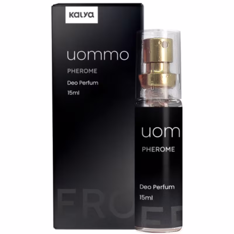 O produto apresentado é um desodorante perfumado da marca Kalya, chamado "Uommo Pherome". A embalagem consiste em um frasco de 15ml com rótulo preto e dourado, contendo o nome do produto e sua descrição como "Deo Perfum".