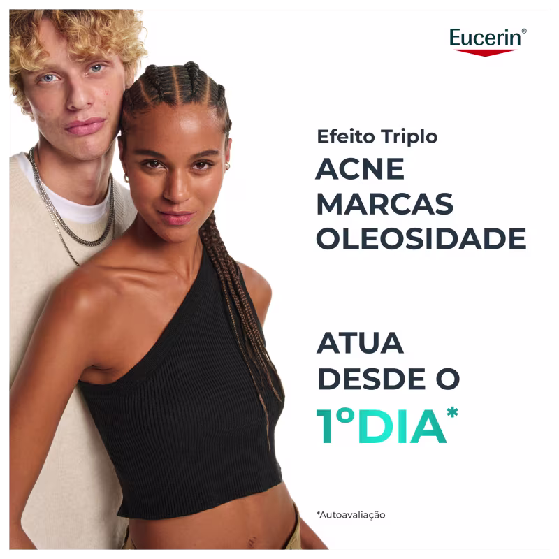 Duas pessoas, um homem e uma mulher, em uma imagem promocional da marca Eucerin. O texto visível anuncia "Efeito Triplo: Acne, Marcas, Oleosidade" e "Atua desde o 1º dia".
