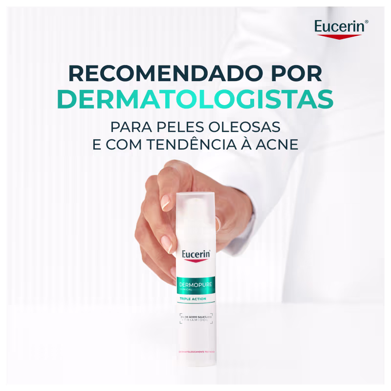 Imagem mostra embalagem branca de produto da marca Eucerin, com texto "Recomendado por dermatologistas para peles oleosas e com tendência a acne", e uma mão segurando o produto.