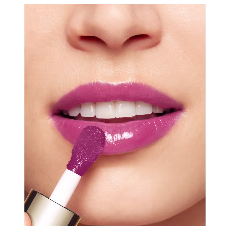 Modelo usando o Óleo Labial Clarins Lip Comfort Oil 10 Plum.