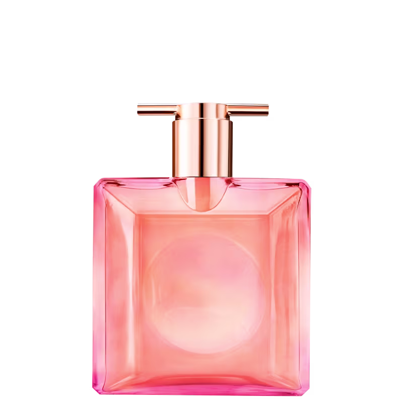 A imagem mostra o frasco do perfume Idôle Nectar: em frasco retangular de vidro rosa transparente. O frasco tem um atomizador na parte superior em metal rosado.