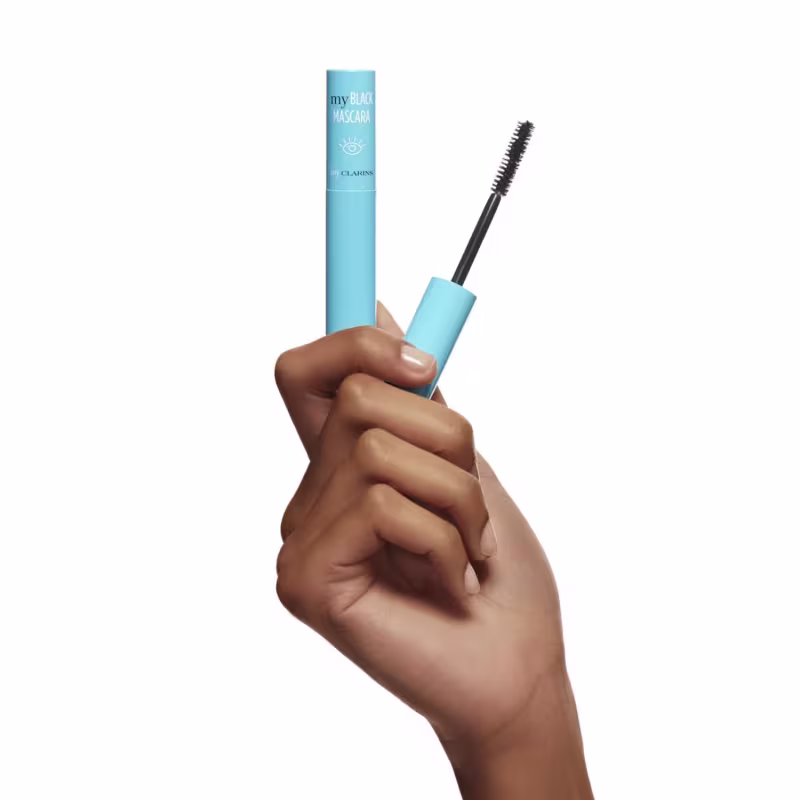 Mão feminina exibe o produto Clarins MyClarins My Black Mascara