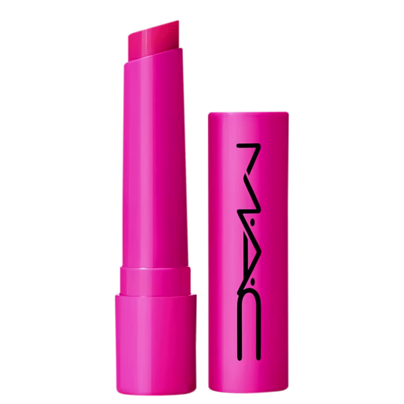 A imagem mostra uma embalagem de balm labial, cilíndrica, toda rosa, com a tampa ao lado, também toda rosa com a logo da marca MAC, escrito em preto. Tem um pouco do balm, também rosa, à mostra.