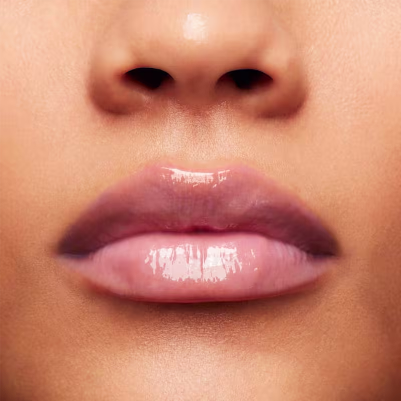 A imagem mostra a boca de uma mulher usando o balm.