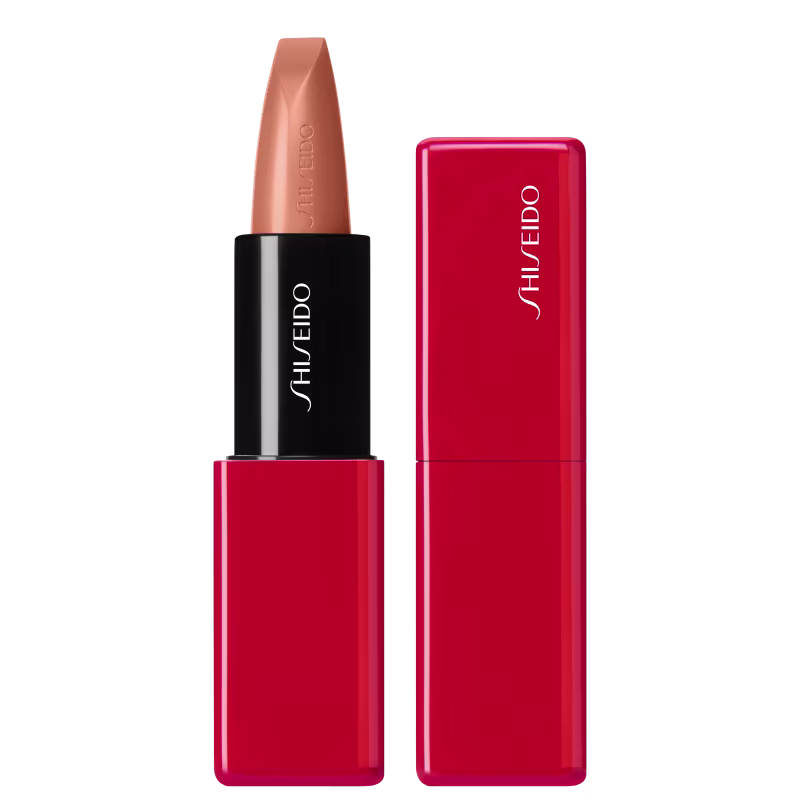 A imagem mostra batom da marca Shiseido, com embalagem vermelha e parte interna com base preta com o logotipo "Shiseido" em branco. Ao lado, um estojo retangular vermelho brilhante, também com o logotipo "Shiseido" em branco.