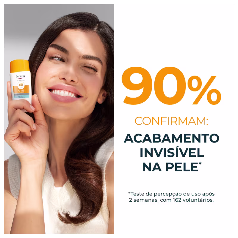 Uma mulher sorridente segurando um item de perfumaria da marca Eucerin com fator de proteção solar 60. O texto visível na embalagem confirma que o produto proporciona "acabamento invisível na pele" em 90% dos casos.