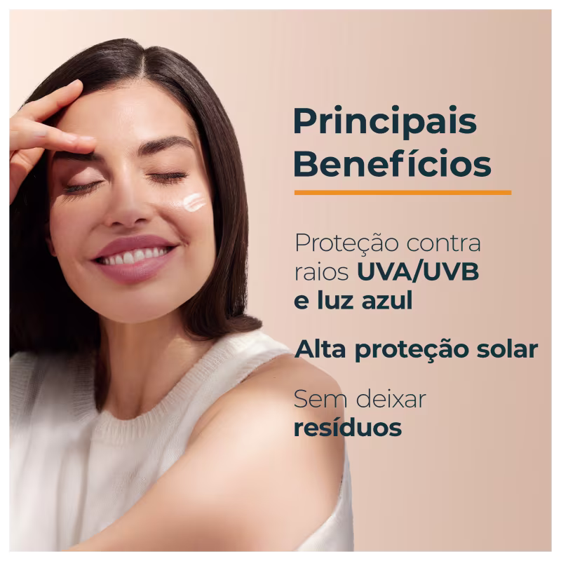 Mulher sorrindo com produto de proteção solar em embalagem branca com texto "Principais Benefícios: Proteção contra raios UVA/UVB e luz azul, alta proteção solar, sem deixar resíduos".