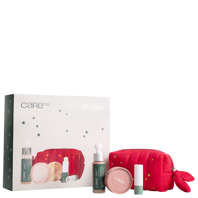 A imagem mostra o conjunto de produtos de maquiagem. São 3 produtos com design minimalista e tons verdes. Ao fundo tem uma nécessaire vermelha e uma caixa branca com detalhes em verde e estrelas prateadas.