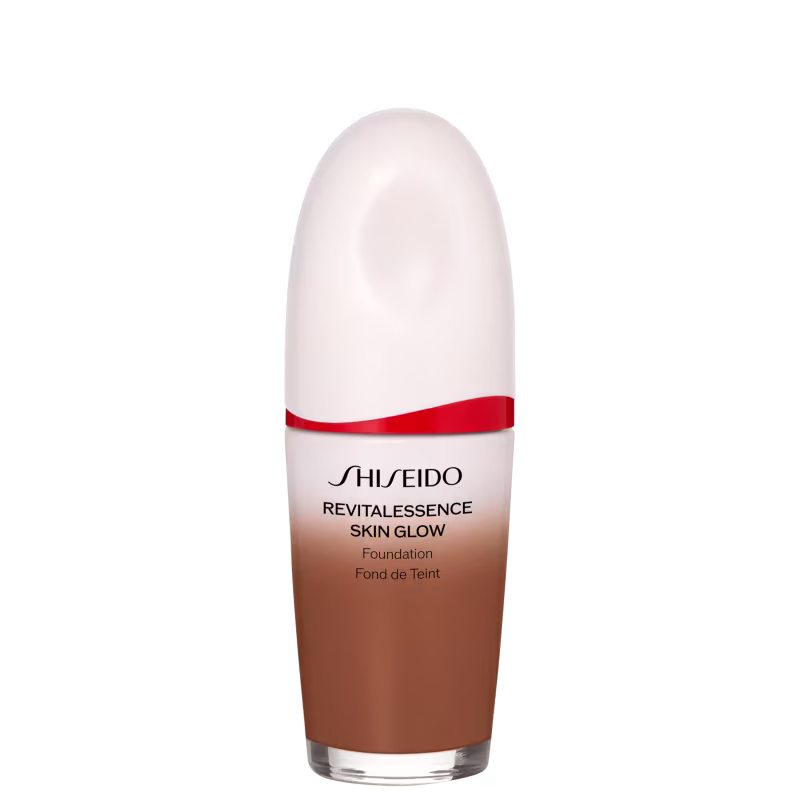 Base facial da marca Shiseido., Embalagem em forma de frasco plástico oval com uma faixa vermelha na parte superior. Rótulo indicando "Revitalessence Skin Glow Foundation" em letras pretas.