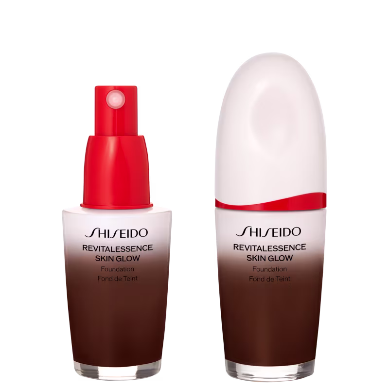 Base facial da marca Shiseido. Embalagem em forma de frasco plástico oval com uma faixa vermelha na parte superior. Na imagem, o produto está sem a tampa, mostrando o seu aplicador em formato de spray.