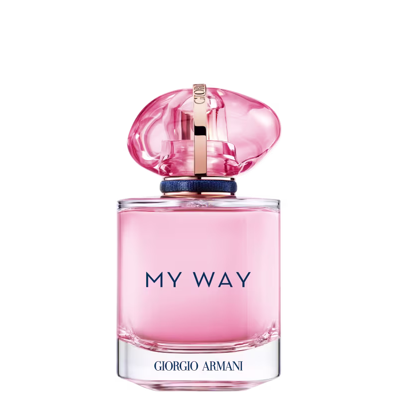 Perfume feminino em frasco transparente de vidro com líquido rosa claro. Na parte frontal do frasco está escrito "MY WAY" em letras azuis, e abaixo "GIORGIO ARMANI" em letras menores. A tampa possui detalhes em dourado e uma fita azul marinho na base.