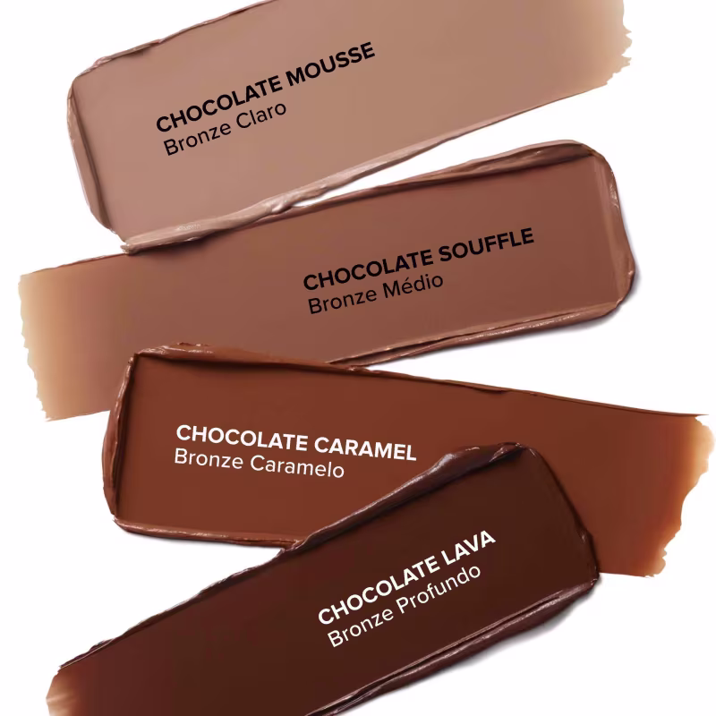 A imagem mostra os quatro diferentes tons de marrom do bronzer. Têm formatos retangulares "Chocolate Mousse" (Bronze Claro), "Chocolate Souffle" (Bronze Médio), "Chocolate Caramel" (Bronze Caramelo) e "Chocolate Lava" (Bronze Profundo).
