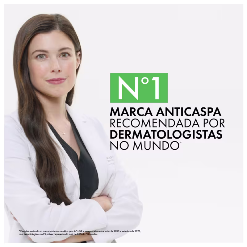 A imagem apresenta uma mulher de cabelos castanhos usando um jaleco branco, com os braços cruzados. Ao lado da imagem, há um texto que indica que Vichy Dercos Anticaspa é recomendado por dermatologistas no mundo todo e a marca número 1 nessa categoria.