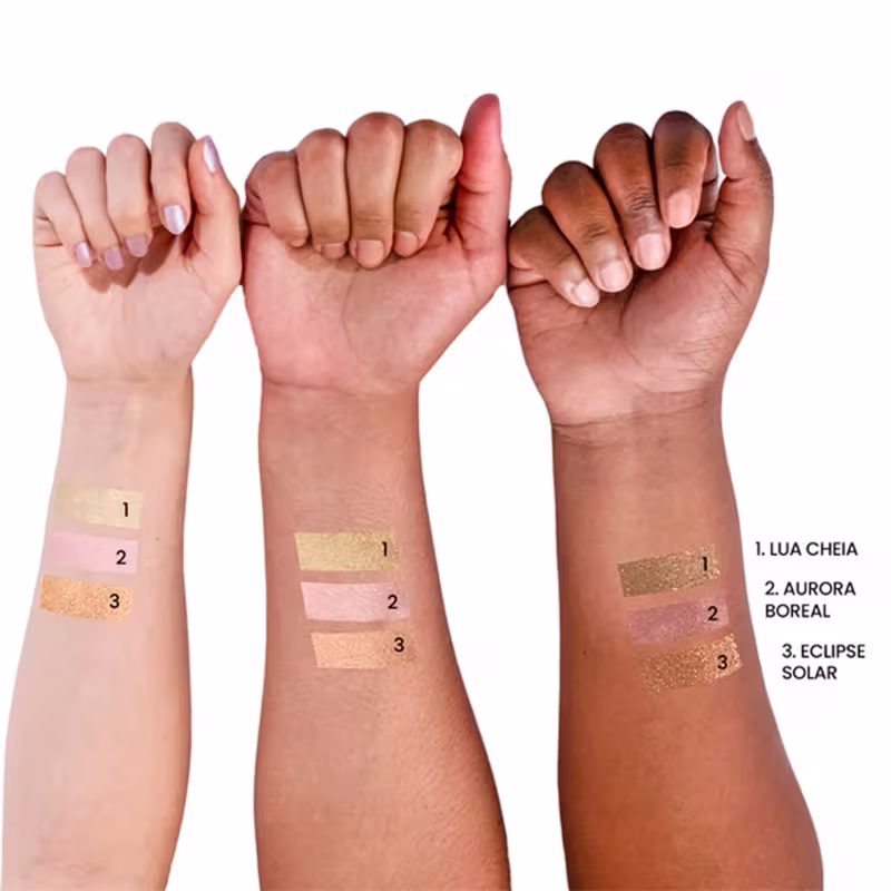 A imagem mostra três antebraços com cores de pele diferentes e, em cada um deles, as três opções de cores de iluminadores disponíveis.