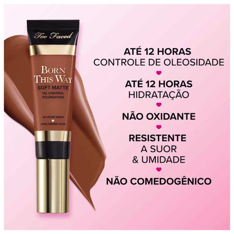 A imagem mostra do lado esquerdo uma base líquida, de tom mais escuro, com uma pincelada da cor ao fundo e, do lado direito, informações sobre o produto.