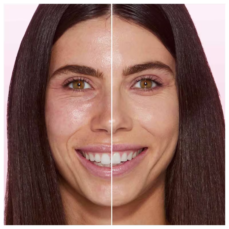 A imagem mostra o rosto de uma mulher, com uma linha dividindo o meio do rosto. Do lado esquerdo está sem base e do lado direito, ela está com base no rosto.