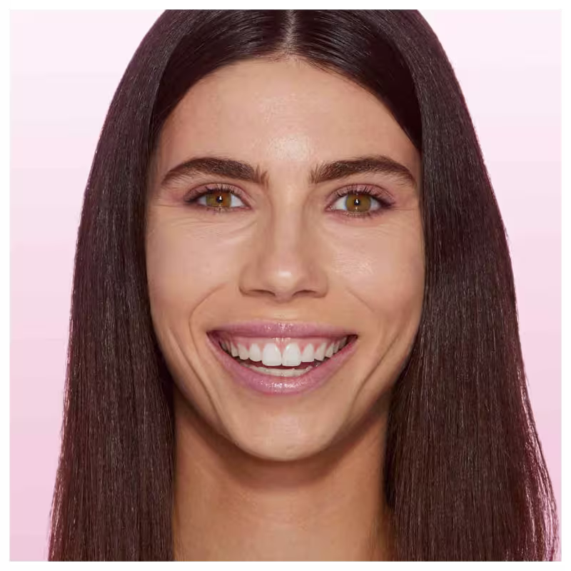 A imagem mostra o rosto de uma mulher usando a base líquida.