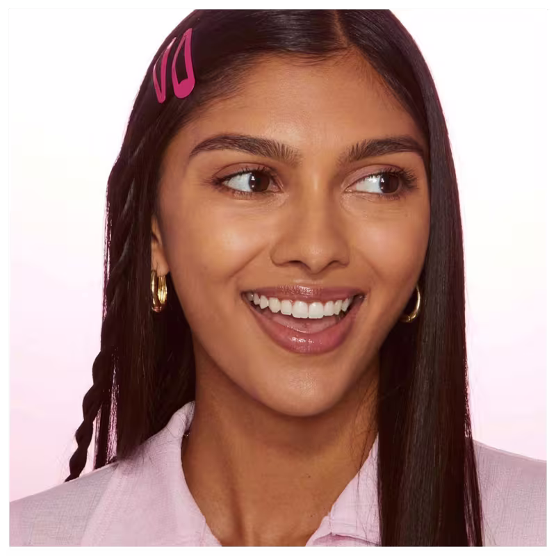 A imagem mostra o rosto de uma mulher usando a base líquida.