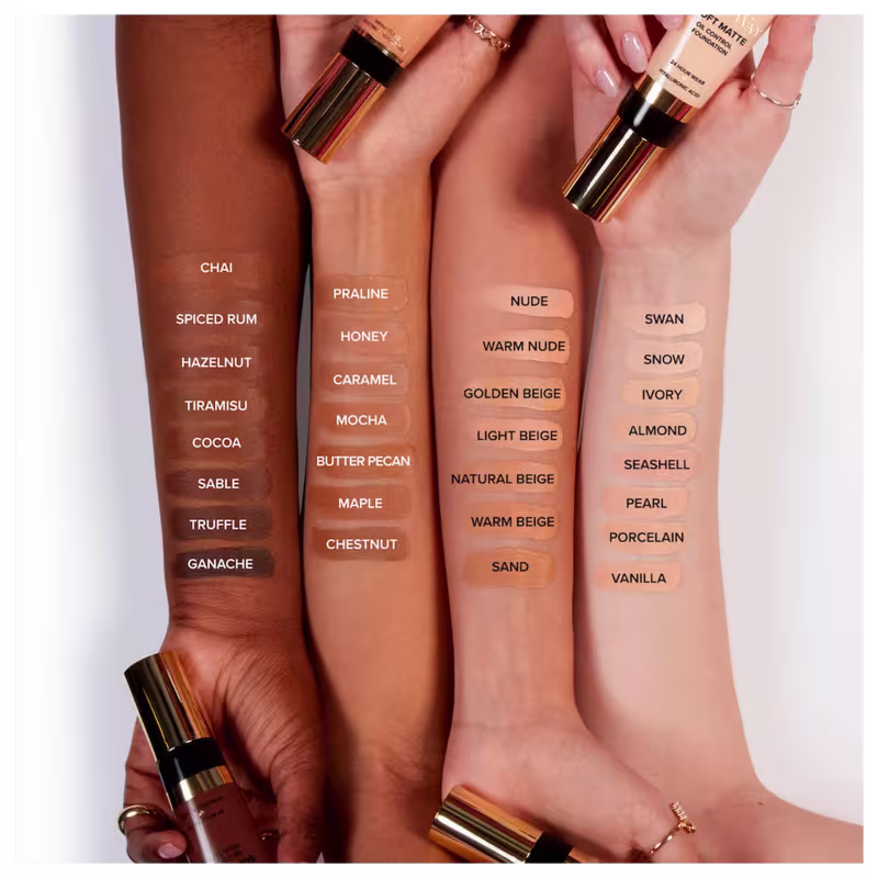 A imagem mostra 4 antebraços com as amostras de todas as cores de base líquida da linha, com as indicações de nome.