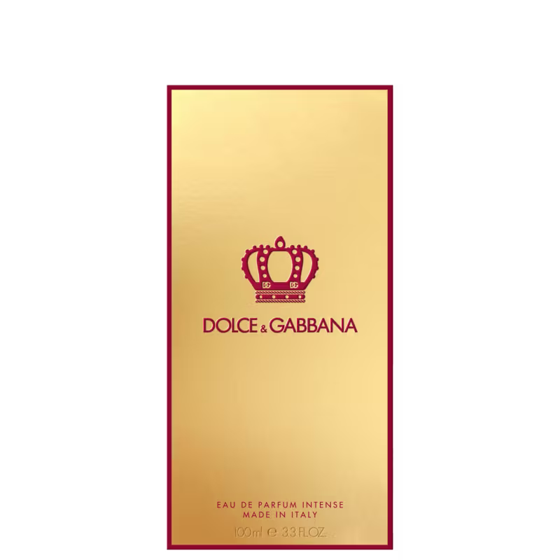A imagem mostra a embalagem do perfume Q by Dolce&Gabbana Intense. É uma caixa retangular de cor dourada. No centro da caixa, há um rótulo vermelho com o desenho de uma coroa, nome da marca e , mais abaixo, a volumetria.