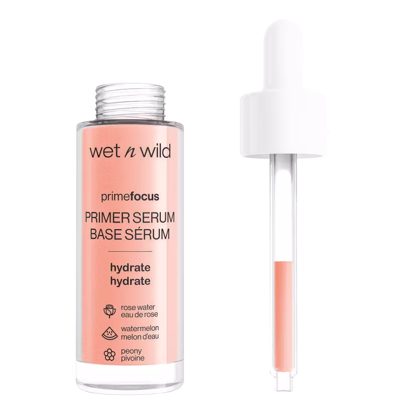 A imagem mostra um frasco de primer sérum da marca Wet n Wild chamado "primefocus Primer Serum Base Sérum". Ao lado está o aplicador em formato de bastão com um aplicador esponjoso branco na ponta para facilitar a aplicação do sérum.