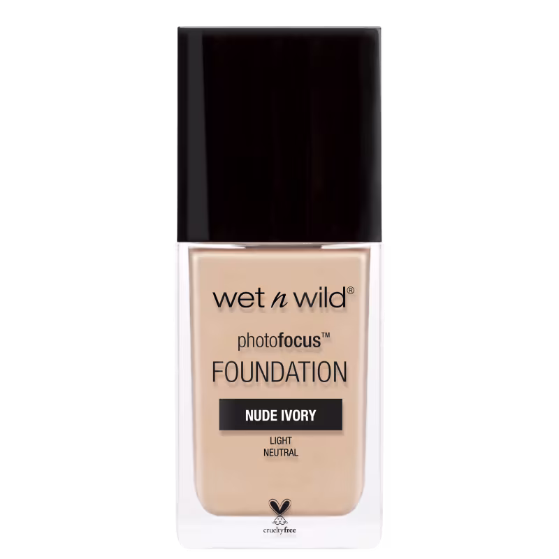 A imagem mostra uma embalagem de base líquida da marca Wet n Wild. É o produto PhotoFocus Foundation. A embalagem é um frasco retangular com o rótulo frontal que exibe o nome do produto e a marca.