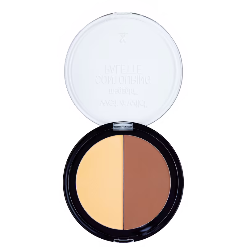 A paleta é redonda e preta com duas cores distintas de pó compacto dentro - uma cor mais clara para iluminar e outra cor mais escura para contornar e esculpir os traços do rosto.