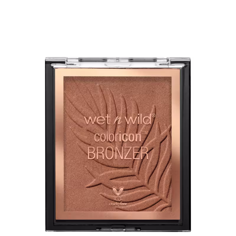 A imagem mostra um bronzer da marca Wet n Wild chamado "Color Icon Bronzer". O produto tem uma embalagem compacta preta transparente que permite ver a cor do pó bronzeador, que é um tom marrom terroso.