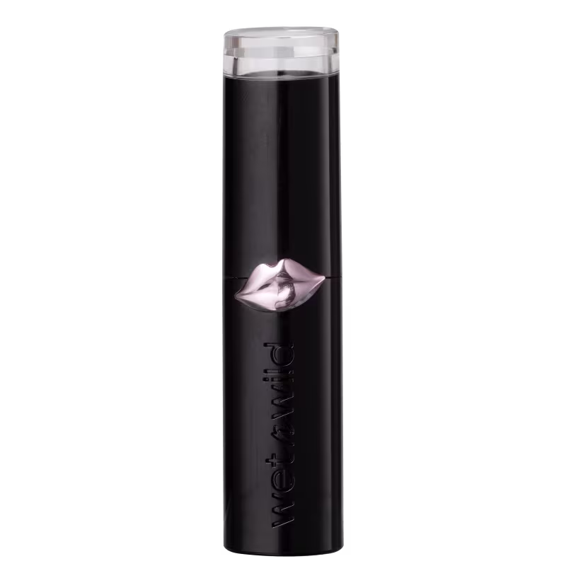 A imagem mostra a embalagem do batom, é um frasco cilíndrico preto com uma parte superior transparente na tampa. Na frente tem a logo gravada e o símbolo de uma boca feminina metalizada.