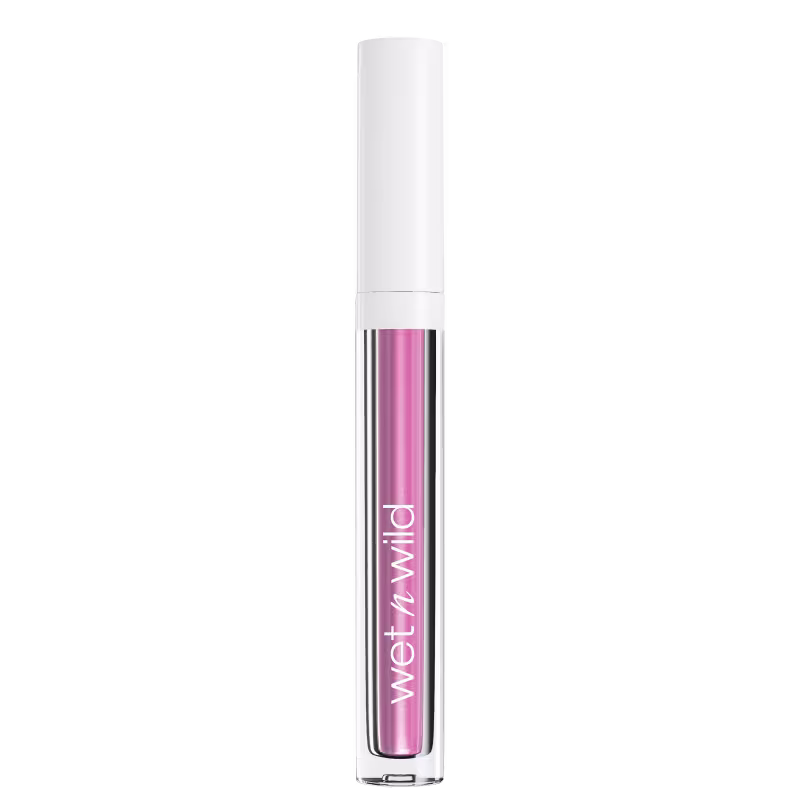 Gloss labial da marca Wet n Wild. Embalagem cilíndrica transparente com tampa branca. Contém um líquido brilhante de cor rosa metálico no interior. Rótulo na lateral com o nome "Wet n Wild" impresso em letras brancas.