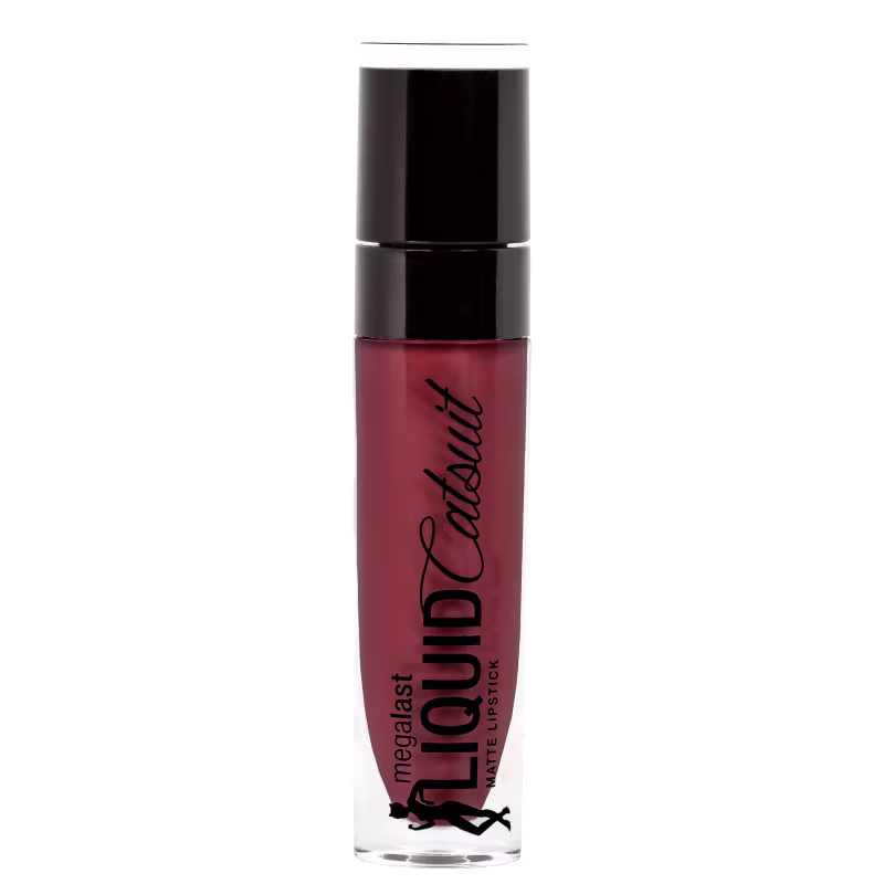 A imagem mostra um batom líquido em frasco cilíndrico, transparente e tem uma tampa preta na parte superior. O produto em si é de uma cor rosa antigo e o nome da marca está escrito em letras pretas no frasco transparente.