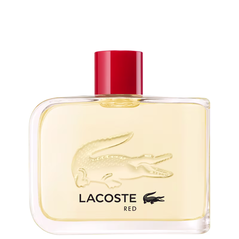 A imagem mostra um frasco de perfume retangular e transparente, com líquido incolor, da marca Lacoste. Na frente do frasco, está impresso o logotipo da Lacoste, um crocodilo, e o nome do perfume, Red, abaixo da marca. Com tampa vermelha.