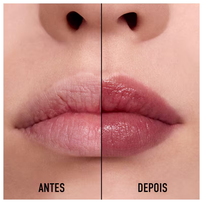 A imagem está dividida ao meio, com a modelo usando o balm em metade superior e metade inferior dos lábios.