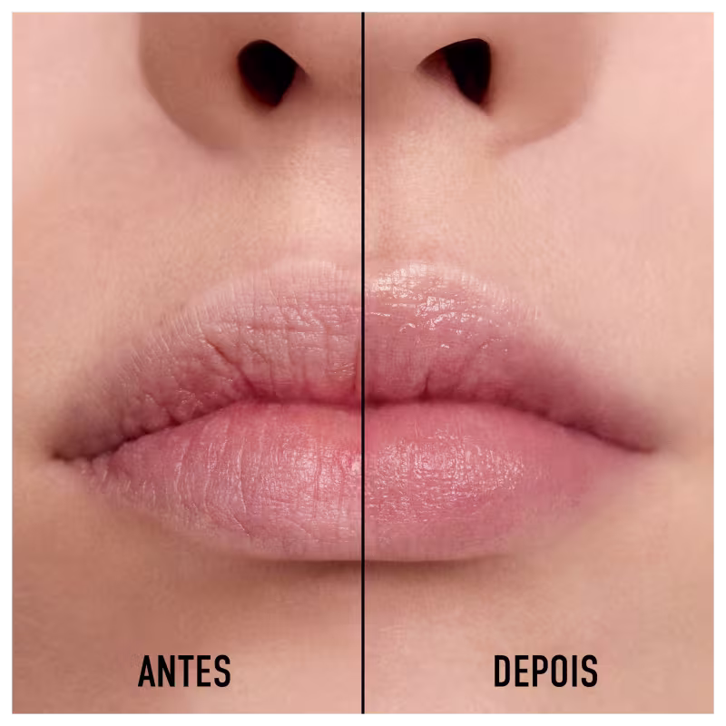 A imagem está dividida ao meio, com a modelo usando o balm em metade superior e metade inferior dos lábios.