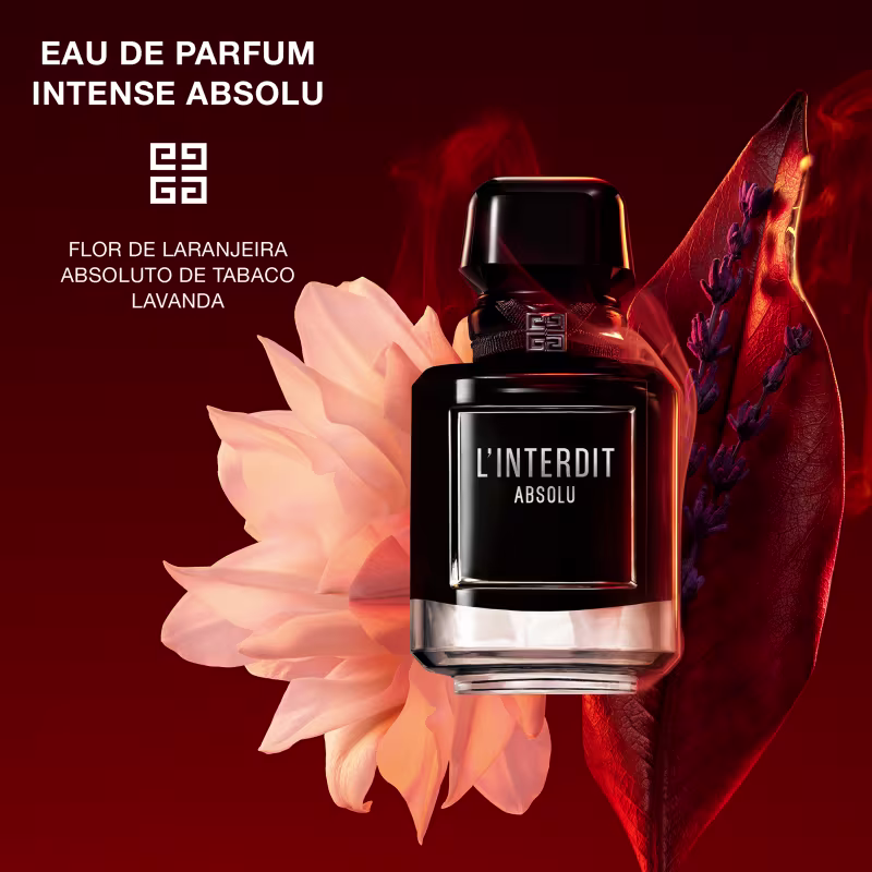 A imagem apresenta um fundo vermelho escuro enigmático, o frasco elegante do perfume acompanhado da flor de laranjeira, do absoluto de tabaco e da lavanda. Elementos que compõem a sua pirâmide olfativa.