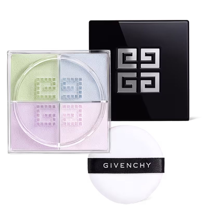 A imagem mostra os elementos da embalagem do pó solto. Tem a paleta quadrada com pó nas cores verde, azul, lilás e rosa. A tampa preta com o logotipo da Givenchy. Há também a esponja de aplicar, é branca e redonda com o nome "Givenchy" impresso.