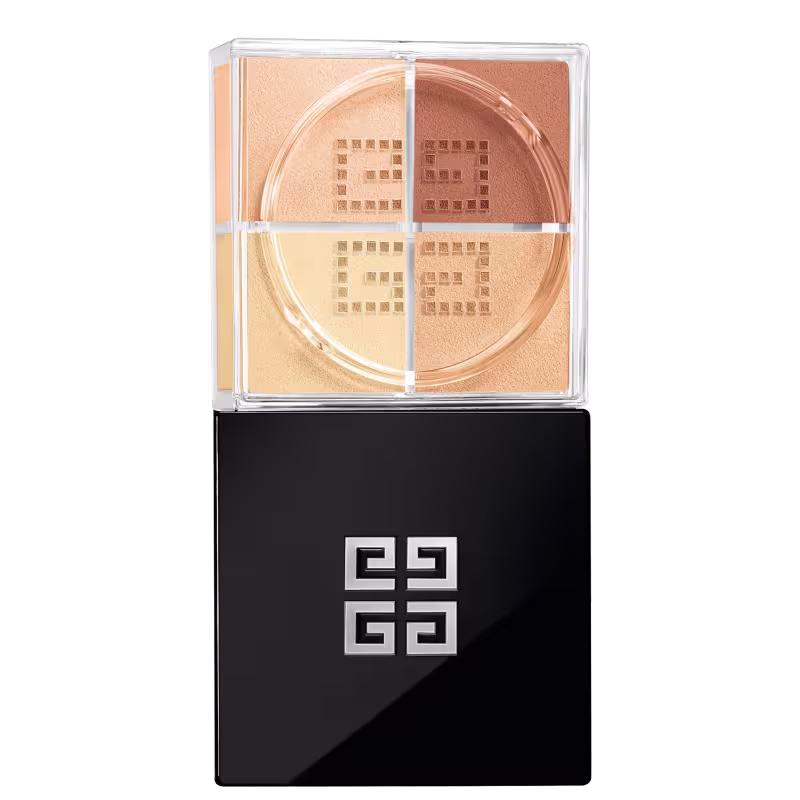 A imagem mostra o pó solto de Givenchy. É uma caixa preta elegante, com o logotipo da marca em relevo na tampa superior. A caixa é retangular e possui uma base transparente de acrílico que permite ver as cores em tons de ocre e laranja.