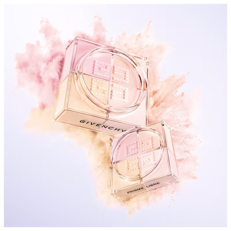 A imagem mostra as duas embalagens do pó solto e ao redor tem uma explosão das cores do pó, representando o poder e arte de givenchy.