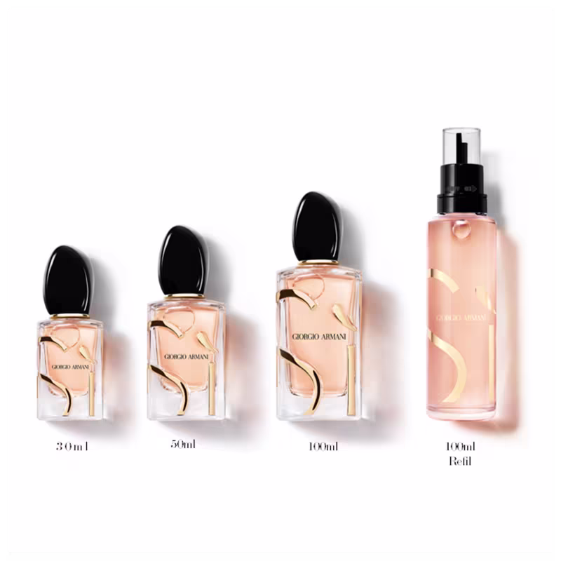 Quatro diferentes tamanhos do mesmo perfum Si Giorgio Armani. São quatro embalagens de vidro transparente na cor rosa pálido, com o logotipo e nome da marca em preto. Apresenta as opções de 30ml, 50ml, 100ml e 100ml refil.