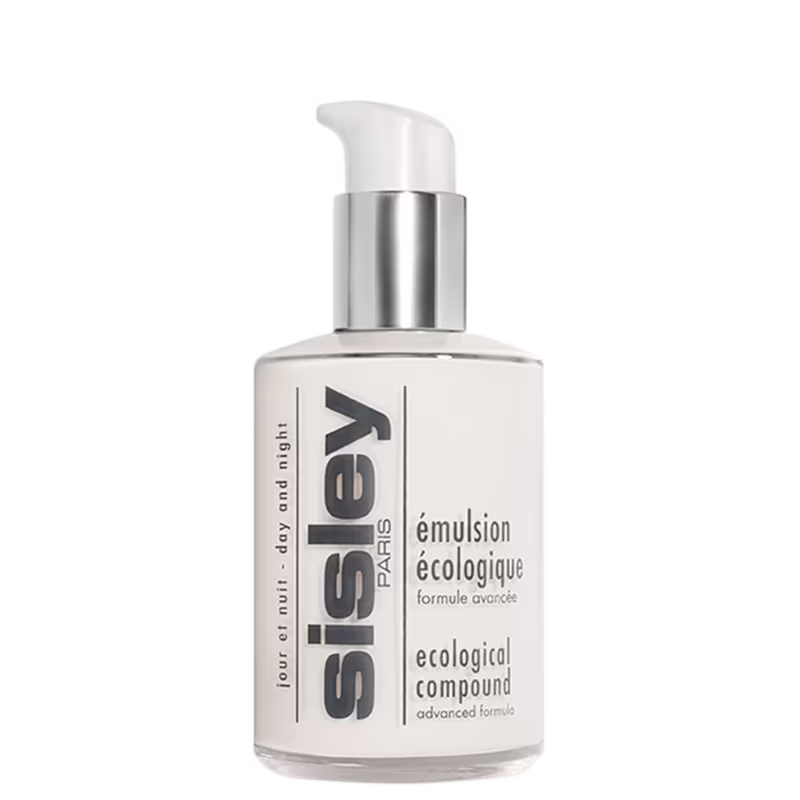 A imagem mostra um frasco de emulsão, transparente, com líquido branco dentro e rótulo escrito em letras pretas sobre um fundo branco, com a marca em destaque.