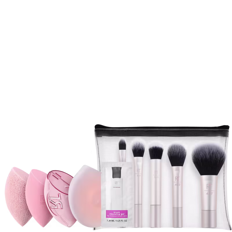 A imagem mostra, em um fundo branco, duas esponjas de maquiagem em formato gota, rosadas, uma case para esponja, uma esponja para aplicação de máscara facial, 5 pincéis de maquiagem dentro de um estojo transparente e na lateral esquerda do estojo um sachê