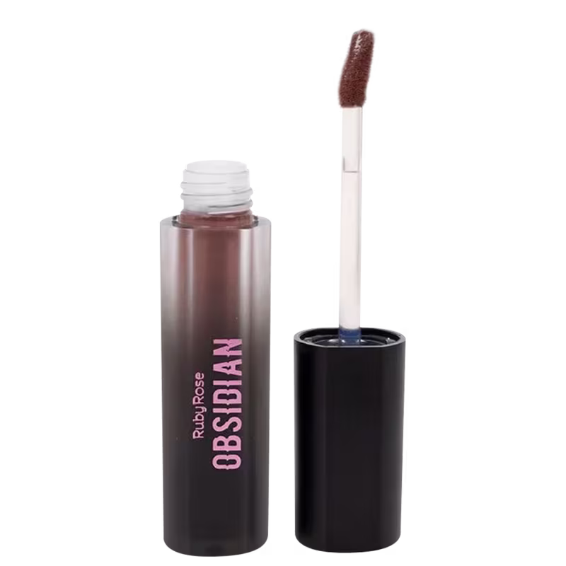 Batom líquido Ruby Rose na cor roxa, em frasco preto opaco. Ao lado, está o aplicador do batom com haste branca.